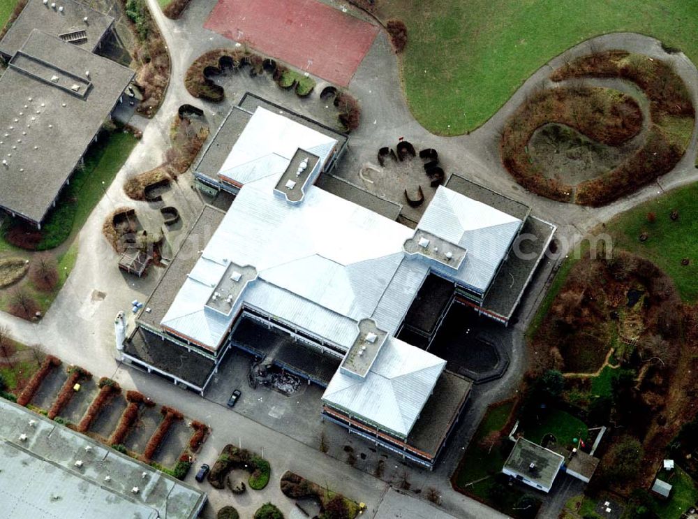 Aerial photograph Kiel - Integrierte Gesamtschule Kiel - Friedrichsort am Steenbarg 10 in 24159 Kiel, (Tel.: 0431-3990230). Ein Objekt der BLITZER OHG in 01900 Bretnig (Bedachung).