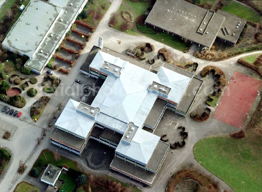 Kiel from the bird's eye view: Integrierte Gesamtschule Kiel - Friedrichsort am Steenbarg 10 in 24159 Kiel, (Tel.: 0431-3990230). Ein Objekt der BLITZER OHG in 01900 Bretnig (Bedachung).