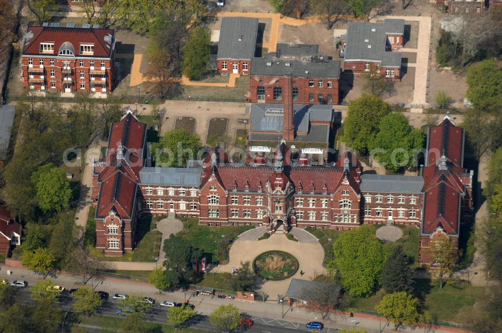 Berlin from the bird's eye view: Blick auf die Vivantes Tagesklinik für Psychiatrie, Psychotherapie und Psychosomatik am Park am Buschkrug in Berlin-Neukölln, Riesestr., 12347 Berlin, Tel.: (030) 6008 880. Im Vordergrund das Bürger- und Standesamt 3, Blaschkoallee 32, 12359 Berlin.