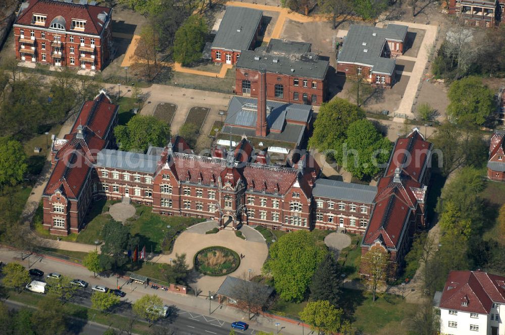 Aerial image Berlin - Blick auf die Vivantes Tagesklinik für Psychiatrie, Psychotherapie und Psychosomatik am Park am Buschkrug in Berlin-Neukölln, Riesestr., 12347 Berlin, Tel.: (030) 6008 880. Im Vordergrund das Bürger- und Standesamt 3, Blaschkoallee 32, 12359 Berlin.