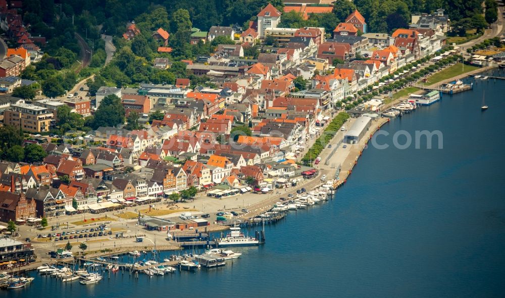 Aerial photograph Lübeck - Town houses on the River Trave at Old Town area in Luebeck in Schleswig-Holstein