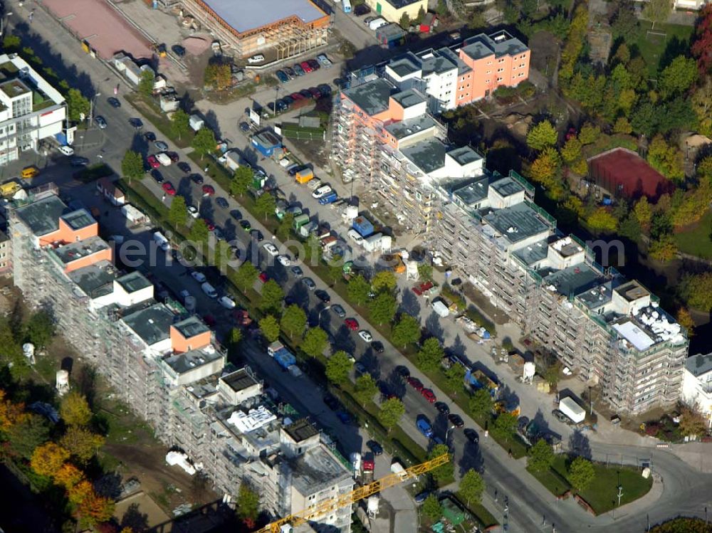 Berlin - Marzahn from the bird's eye view: 20.10.2004 Blick auf Baustellen in der Wohnsiedlung Ahrensfelder Terassen an der Havemannstraße - Rosenbecker Straße / Eichhorster Straße in Berlin-Marzahn / Ahrensfelde. Ein Projekt der DEGEWO / WBG Marzahn. Baufirmen: