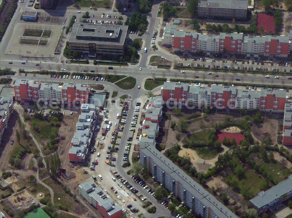 Berlin - Marzahn from the bird's eye view: 02.05.2005 Blick auf die fertig umgebaute Wohnsiedlung Ahrensfelder Terassen an der Havemannstraße - Rosenbecker Straße / Eichhorster Straße in Berlin-Marzahn / Ahrensfelde. Ein Projekt der DEGEWO / WBG Marzahn. Baufirmen: