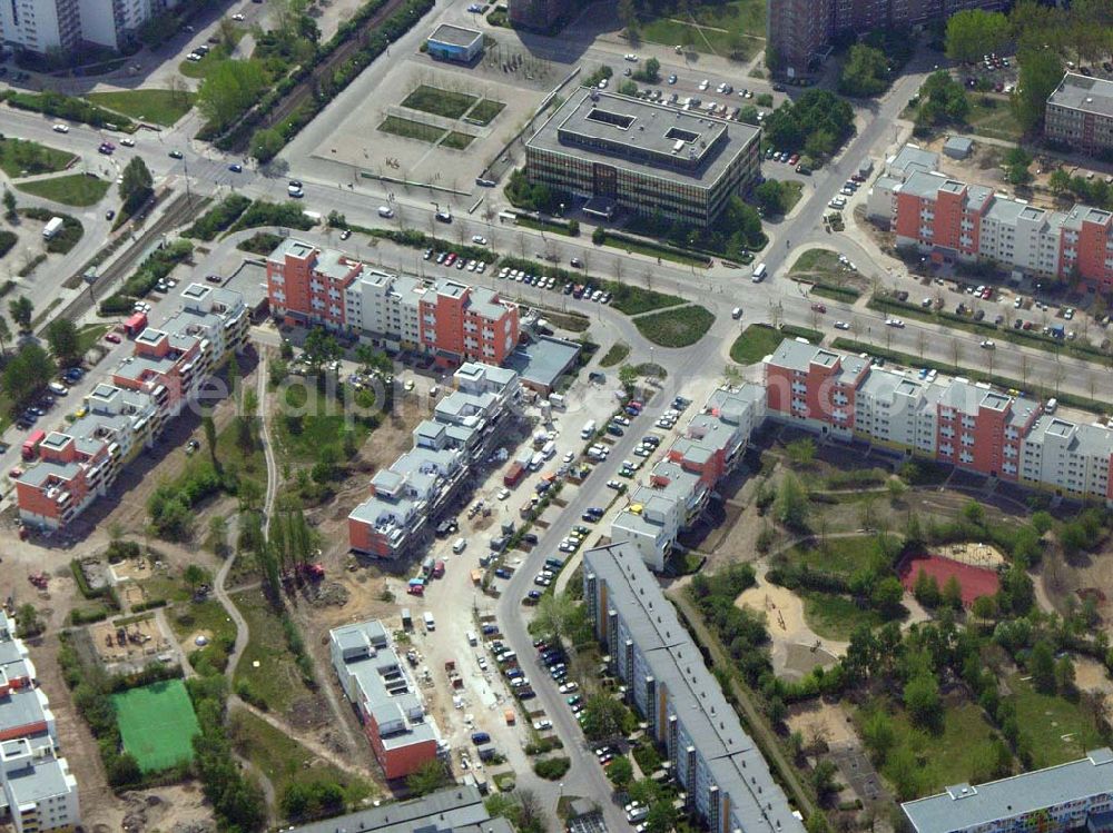 Aerial image Berlin - Marzahn - 02.05.2005 Blick auf die fertig umgebaute Wohnsiedlung Ahrensfelder Terassen an der Havemannstraße - Rosenbecker Straße / Eichhorster Straße in Berlin-Marzahn / Ahrensfelde. Ein Projekt der DEGEWO / WBG Marzahn. Baufirmen: