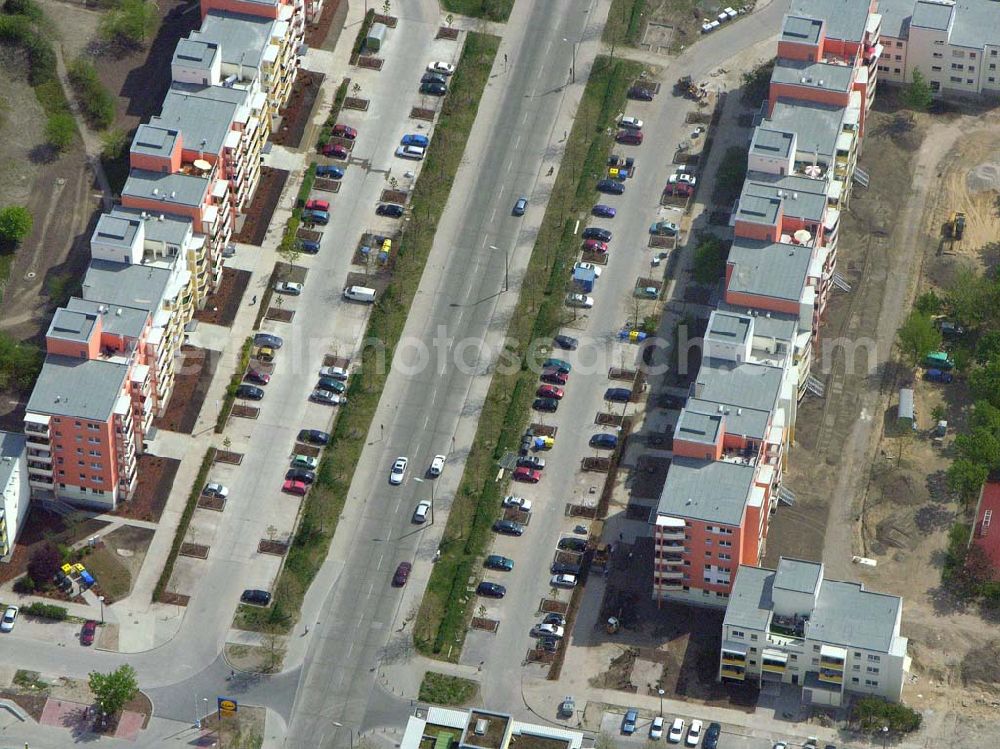 Aerial photograph Berlin - Marzahn - 02.05.2005 Blick auf die fertig umgebaute Wohnsiedlung Ahrensfelder Terassen an der Havemannstraße - Rosenbecker Straße / Eichhorster Straße in Berlin-Marzahn / Ahrensfelde. Ein Projekt der DEGEWO / WBG Marzahn. Baufirmen: