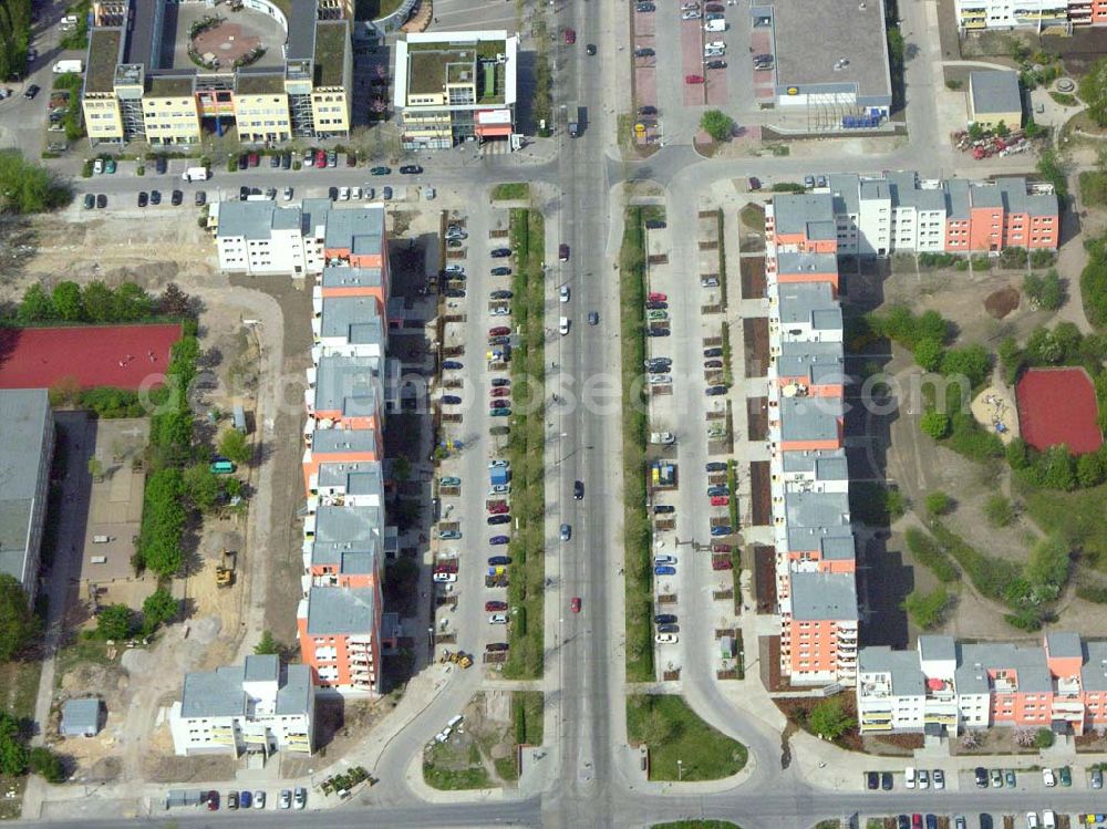 Aerial image Berlin - Marzahn - 02.05.2005 Blick auf die fertig umgebaute Wohnsiedlung Ahrensfelder Terassen an der Havemannstraße - Rosenbecker Straße / Eichhorster Straße in Berlin-Marzahn / Ahrensfelde. Ein Projekt der DEGEWO / WBG Marzahn. Baufirmen: