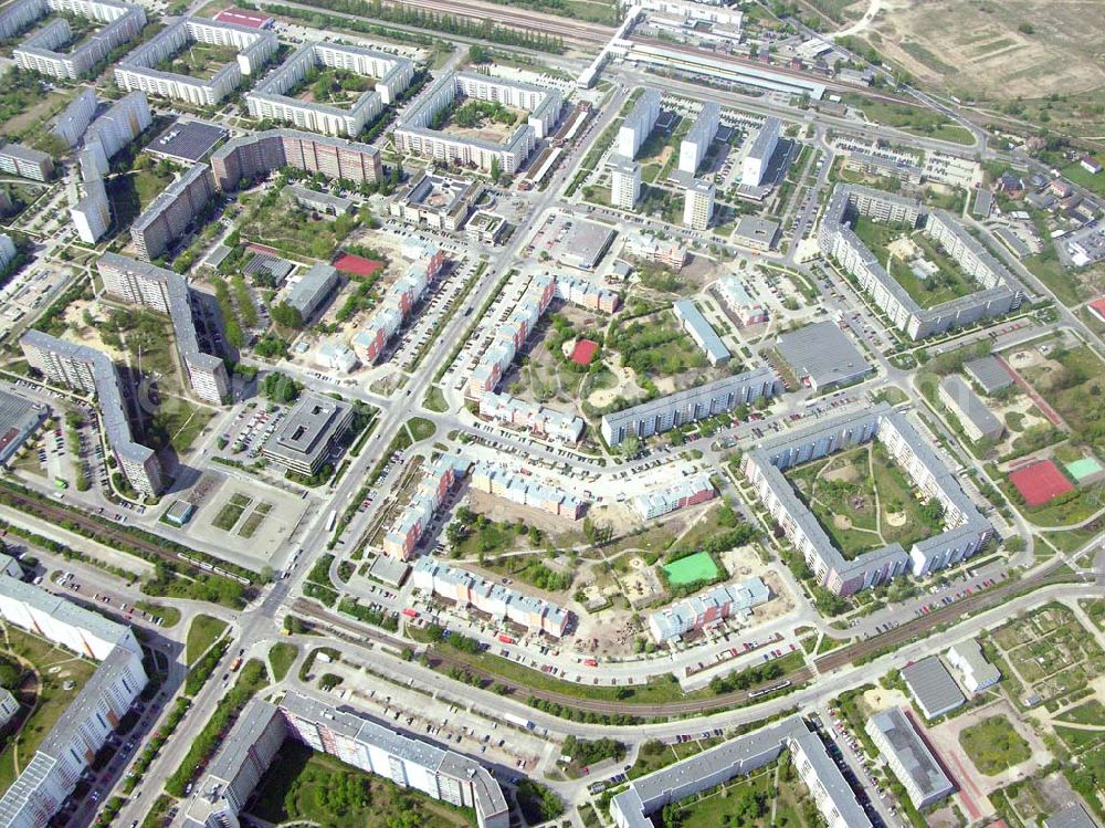 Aerial photograph Berlin - Marzahn - 02.05.2005 Blick auf die fertig umgebaute Wohnsiedlung Ahrensfelder Terassen an der Havemannstraße - Rosenbecker Straße / Eichhorster Straße in Berlin-Marzahn / Ahrensfelde. Ein Projekt der DEGEWO / WBG Marzahn. Baufirmen: