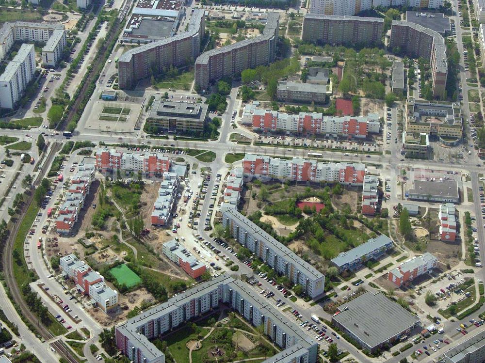 Aerial photograph Berlin - Marzahn - 02.05.2005 Blick auf die fertig umgebaute Wohnsiedlung Ahrensfelder Terassen an der Havemannstraße - Rosenbecker Straße / Eichhorster Straße in Berlin-Marzahn / Ahrensfelde. Ein Projekt der DEGEWO / WBG Marzahn. Baufirmen: