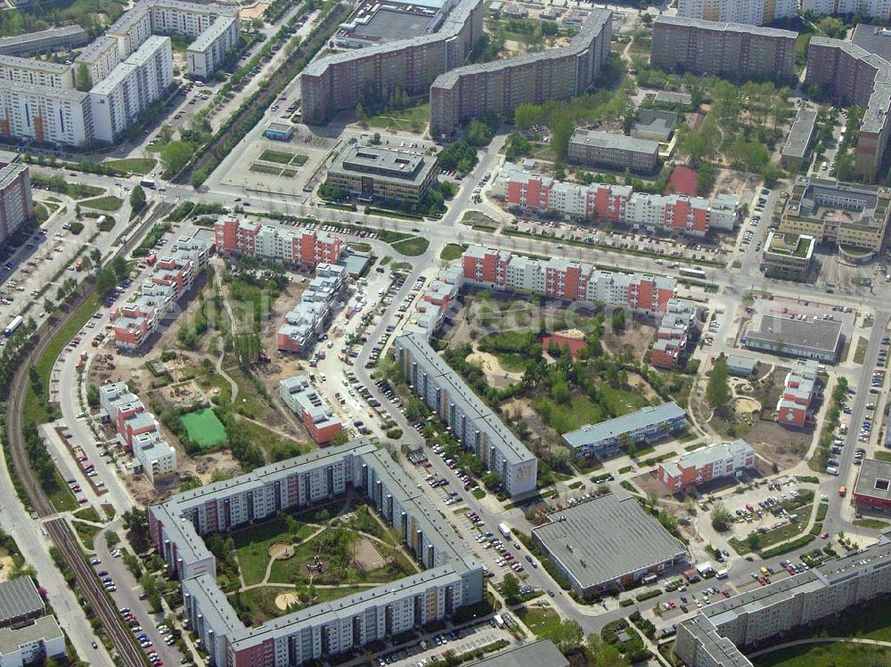 Berlin - Marzahn from above - 02.05.2005 Blick auf die fertig umgebaute Wohnsiedlung Ahrensfelder Terassen an der Havemannstraße - Rosenbecker Straße / Eichhorster Straße in Berlin-Marzahn / Ahrensfelde. Ein Projekt der DEGEWO / WBG Marzahn. Baufirmen: