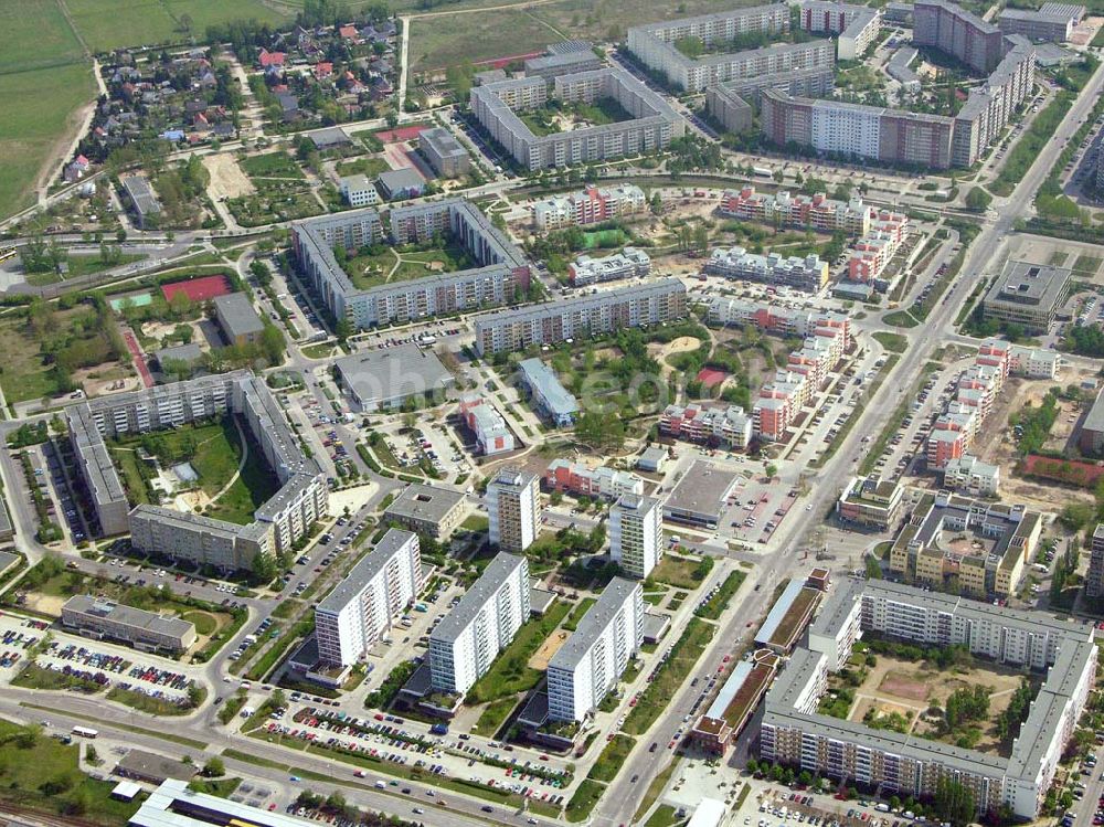 Aerial photograph Berlin - Marzahn - 02.05.2005 Blick auf die fertig umgebaute Wohnsiedlung Ahrensfelder Terassen an der Havemannstraße - Rosenbecker Straße / Eichhorster Straße in Berlin-Marzahn / Ahrensfelde. Ein Projekt der DEGEWO / WBG Marzahn. Baufirmen: