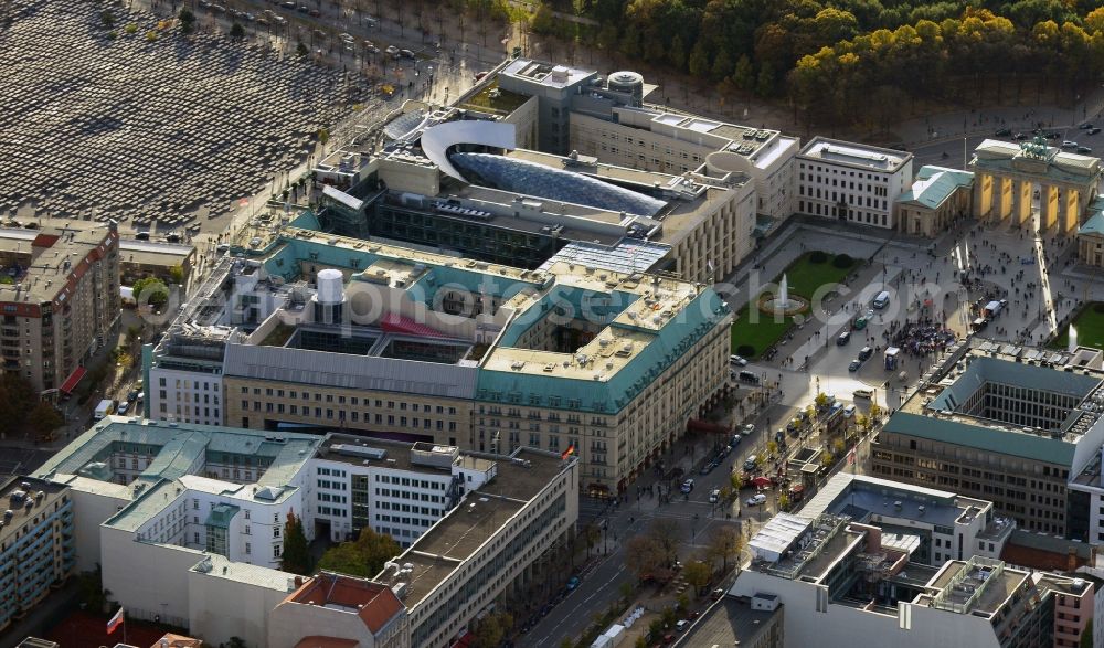 Aerial image Berlin - View over the British Embassy, the Hotel Adlon, the Acadamy of Arts and the Emnassy of the United States of America USA between the Holocaust memorial and the publice square Pariser Platz with the Brandenburg Gate towards the Tiergarten in Berlin-Mitte