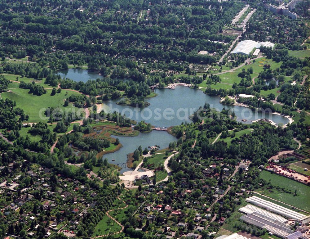 Aerial image Berlin Britz - Der Britzer Garten mit See in Berlin-Britz, ein 90 Hektar großer Erholungspark, welcher anläßlich der Bundesgartenschau 1985 errichtet wurde. The Britzer Garden in Berlin.