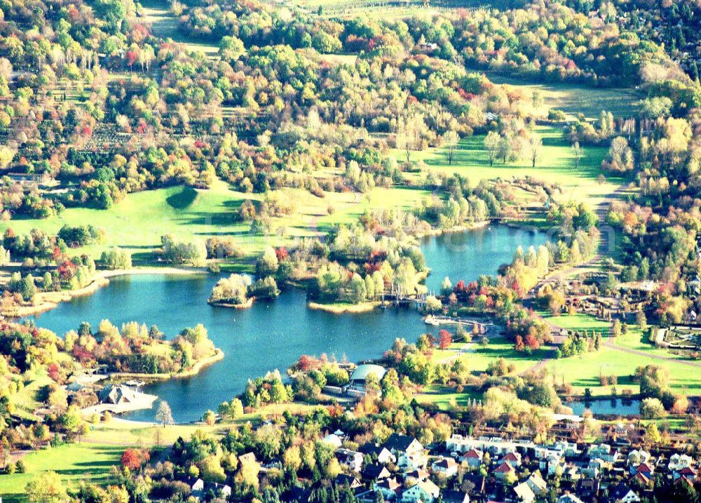 Berlin - Britz from the bird's eye view: Britzer Garten in herbstlicher Farbenpracht.