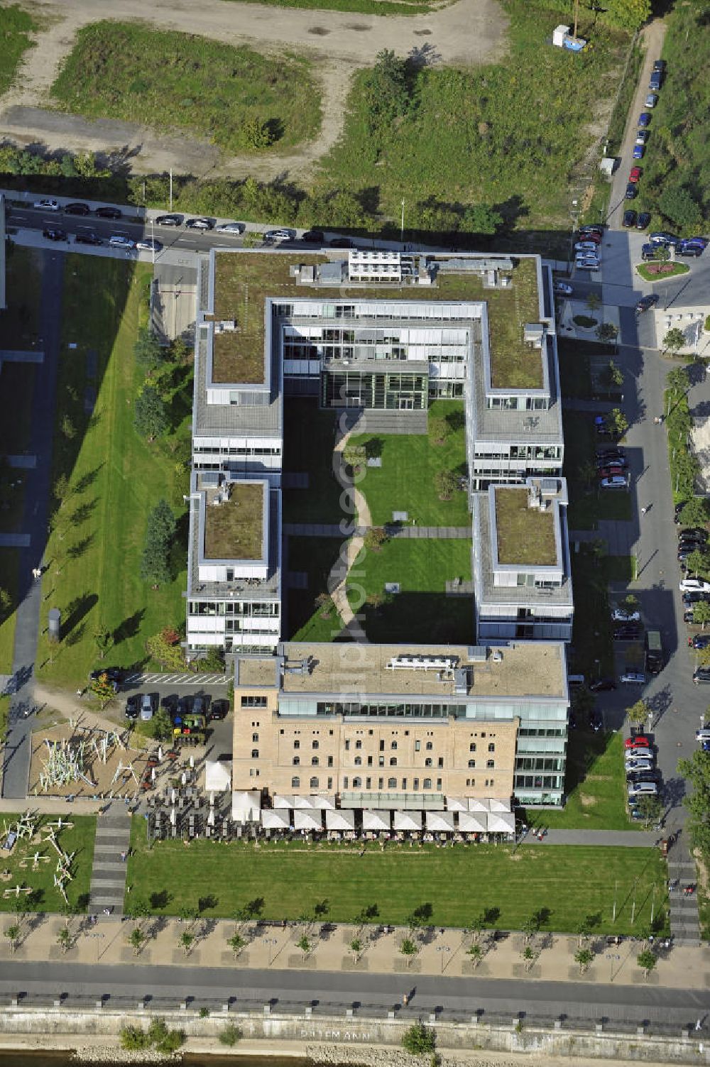 Aerial image Bonn - Der Büro-Campus Rheinwerk I mit der Rohmühle der ehemaligen Zementfabrik im Bonner Bogen im Stadtteil Ramersdorf. Im Bonner Bogen am Ufer des Rheins wurden Gebäude mit Büro- und Tourismusflächen errichtet. Bauherr war die BonnVisio Real Estate GmbH & Co. KG. The office campus Rheinwerk I with the raw mill of the former cement factory on the Bonn Arc in the district Ramersdorf.