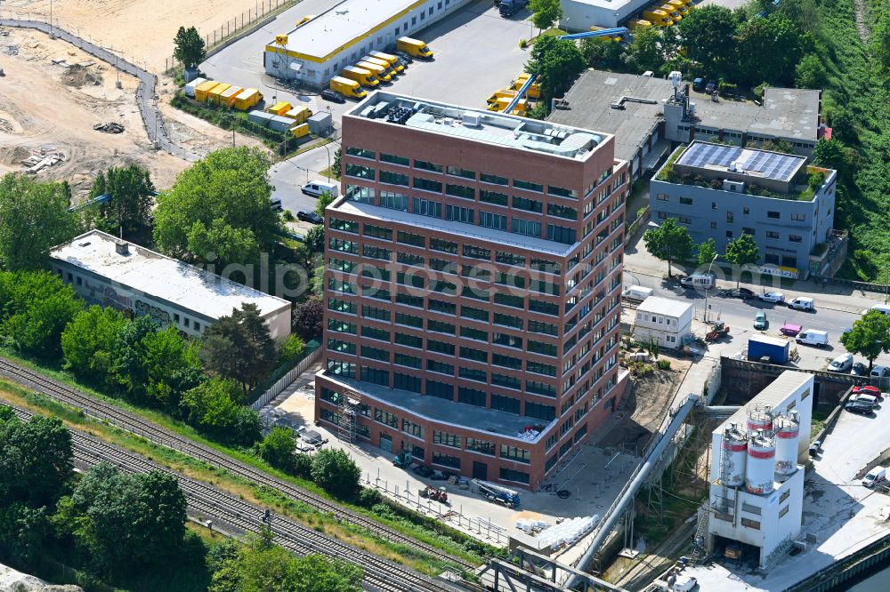 Aerial photograph Berlin - Office and commercial building N9 Hohe Neun on Neukoellnische Allee in the development area Neue Ufer in the Neukoelln district of Berlin, Germany