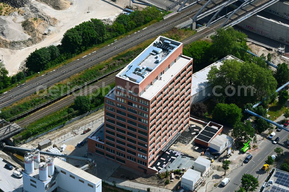 Aerial photograph Berlin - Office and commercial building N9 Hohe Neun on Neukoellnische Allee in the development area Neue Ufer in the Neukoelln district of Berlin, Germany