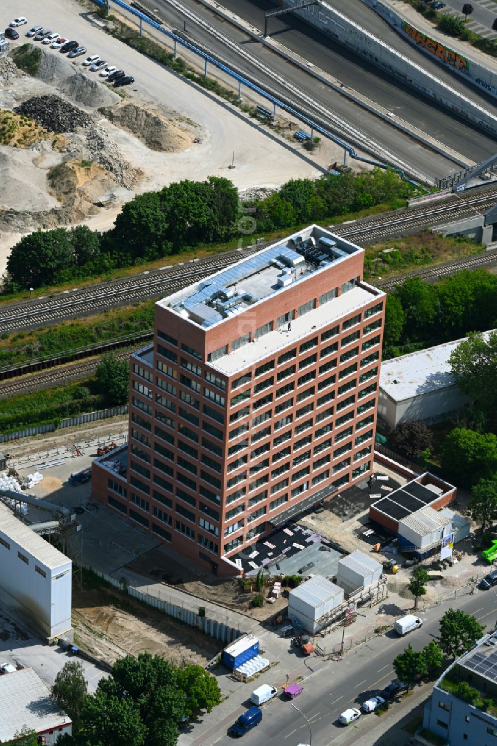 Berlin from above - Office and commercial building N9 Hohe Neun on Neukoellnische Allee in the development area Neue Ufer in the Neukoelln district of Berlin, Germany