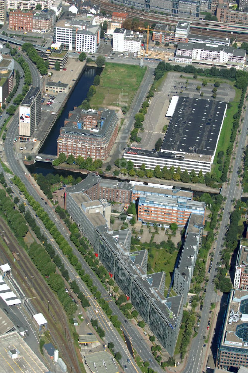 Aerial image Hamburg - Blick auf ein Büro- und Geschäftsgebäude an der Amsinckstr. 57-61 Ecke Nagelsweg 34. Ansprechpartner: CORPUS SIREO, Asset Management GmbH, An der Welle 3, 60322 Frankfurt am Main, Tel. +49(0)69 48005 0, Fax +49(0)69 48005 102, Email: frankfurt@corpussireo.com; Hauptsitz des Schienenlogistikunternehmen VTG. Kontakt: VTG Aktiengesellschaft, Nagelsweg 34, 20097 Hamburg, Tel: +49(0)40 2354 0, Fax +49(0)40 2354 1199, Email: info@vtg.com