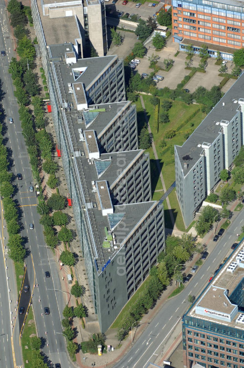 Hamburg from above - Blick auf ein Büro- und Geschäftsgebäude an der Amsinckstr. 57-61 Ecke Nagelsweg 34. Ansprechpartner: CORPUS SIREO, Asset Management GmbH, An der Welle 3, 60322 Frankfurt am Main, Tel. +49(0)69 48005 0, Fax +49(0)69 48005 102, Email: frankfurt@corpussireo.com; Hauptsitz des Schienenlogistikunternehmen VTG. Kontakt: VTG Aktiengesellschaft, Nagelsweg 34, 20097 Hamburg, Tel: +49(0)40 2354 0, Fax +49(0)40 2354 1199, Email: info@vtg.com