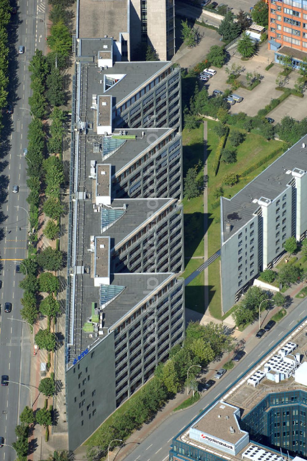 Hamburg from the bird's eye view: Blick auf ein Büro- und Geschäftsgebäude an der Amsinckstr. 57-61 Ecke Nagelsweg 34. Ansprechpartner: CORPUS SIREO, Asset Management GmbH, An der Welle 3, 60322 Frankfurt am Main, Tel. +49(0)69 48005 0, Fax +49(0)69 48005 102, Email: frankfurt@corpussireo.com; Hauptsitz des Schienenlogistikunternehmen VTG. Kontakt: VTG Aktiengesellschaft, Nagelsweg 34, 20097 Hamburg, Tel: +49(0)40 2354 0, Fax +49(0)40 2354 1199, Email: info@vtg.com