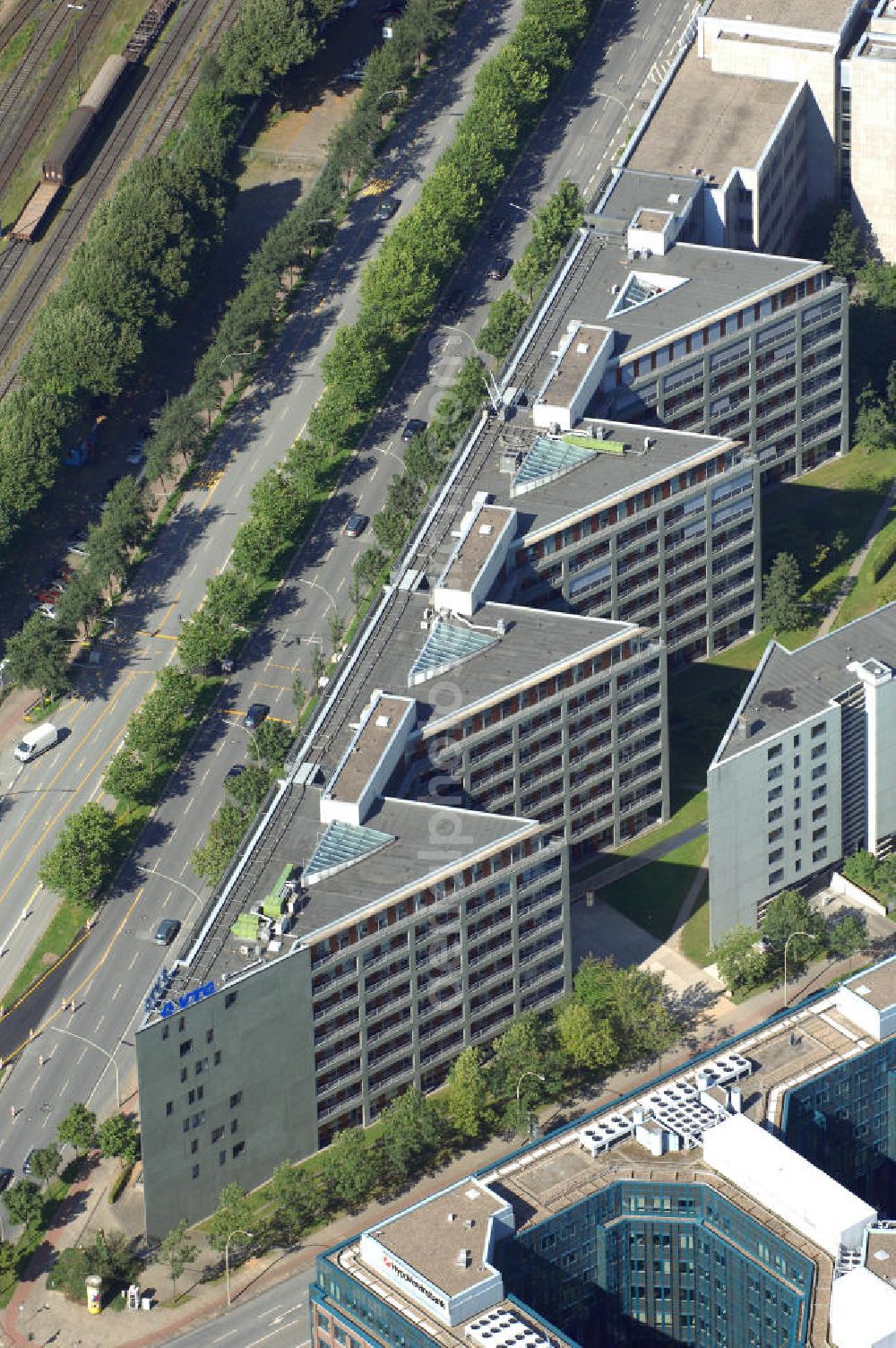 Aerial photograph Hamburg - Blick auf ein Büro- und Geschäftsgebäude an der Amsinckstr. 57-61 Ecke Nagelsweg 34. Ansprechpartner: CORPUS SIREO, Asset Management GmbH, An der Welle 3, 60322 Frankfurt am Main, Tel. +49(0)69 48005 0, Fax +49(0)69 48005 102, Email: frankfurt@corpussireo.com; Hauptsitz des Schienenlogistikunternehmen VTG. Kontakt: VTG Aktiengesellschaft, Nagelsweg 34, 20097 Hamburg, Tel: +49(0)40 2354 0, Fax +49(0)40 2354 1199, Email: info@vtg.com