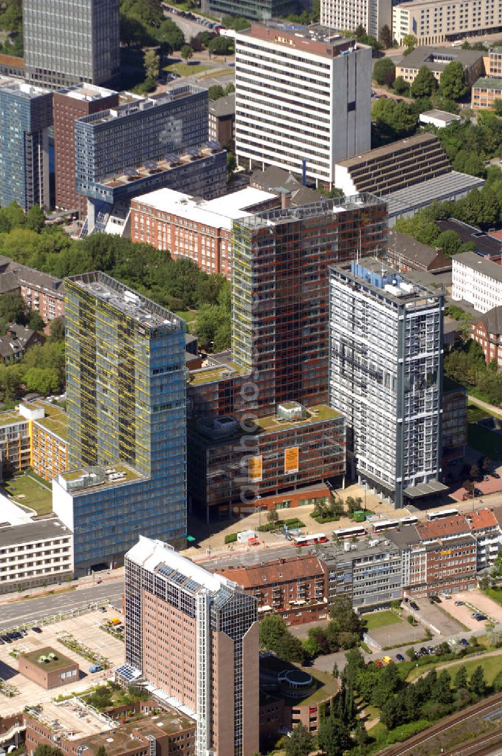 Aerial photograph Hamburg - Blick auf Büro- und Geschäftsgebäude in Sankt Georg, Anschrift: Beim Strohhause 17-31. Ansprechpartner: CORPUS SIREO, Asset Management GmbH, An der Welle 3, 60322 Frankfurt am Main, Tel. +49(0)69 48005 0, Fax +49(0)69 48005 102, Email: frankfurt@corpussireo.com; u.a. befindet sich hier die Niederlassung Hamburg von IBM Kontakt: Beim Strohhause 17, Tel. +49(0)40 6389 0, Fax +49(0)40 6389 4711, 20026 Hamburg