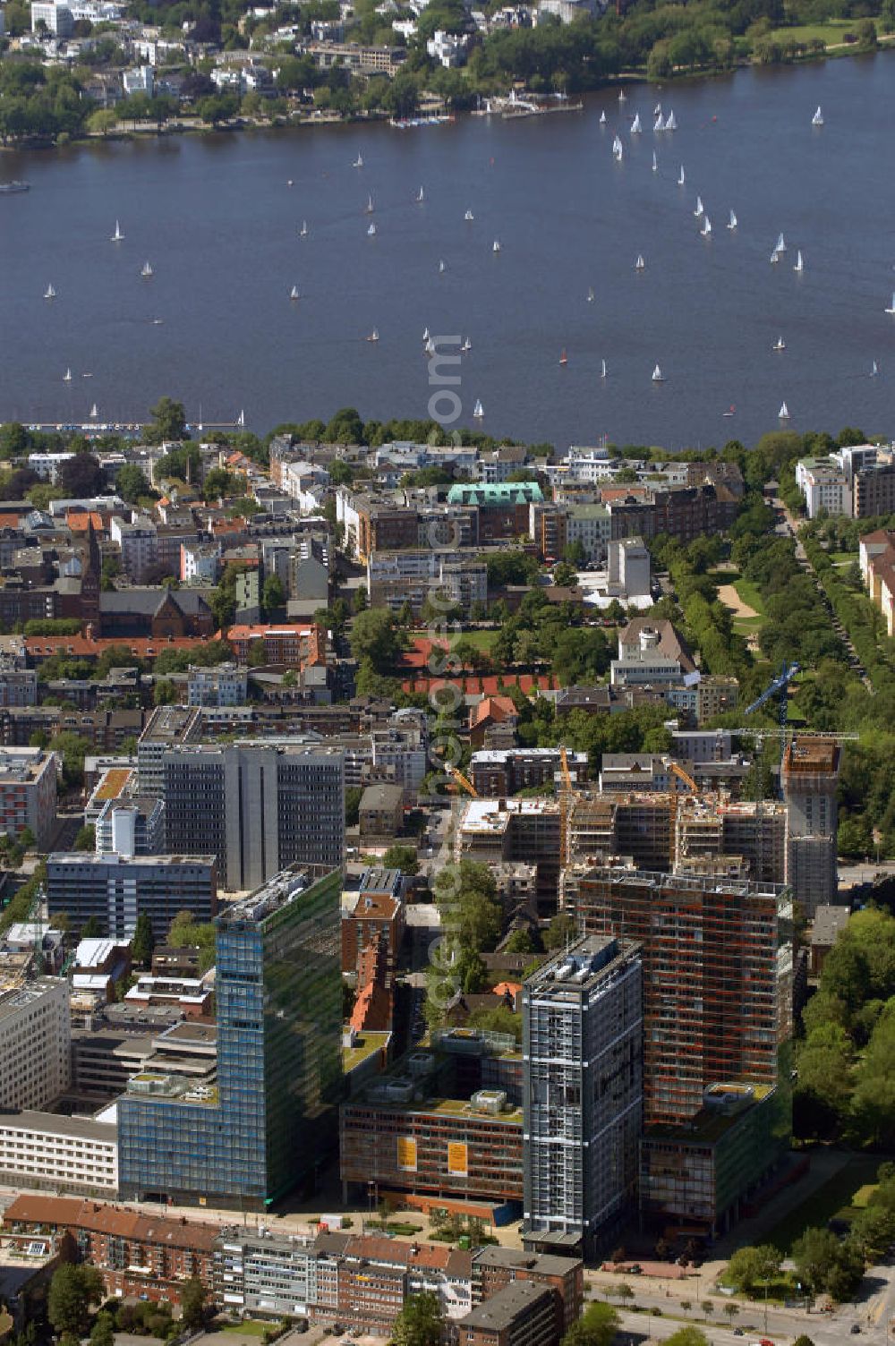 Aerial image Hamburg - Blick über Büro- und Geschäftsgebäude in Sankt Georg, auf die Außenalster. Anschrift: Beim Strohhause 17-31. Ansprechpartner: CORPUS SIREO, Asset Management GmbH, An der Welle 3, 60322 Frankfurt am Main, Tel. +49(0)69 48005 0, Fax +49(0)69 48005 102, Email: frankfurt@corpussireo.com; u.a. befindet sich hier die Niederlassung Hamburg von IBM Kontakt: Beim Strohhause 17, Tel. +49(0)40 6389 0, Fax +49(0)40 6389 4711, 20026 Hamburg