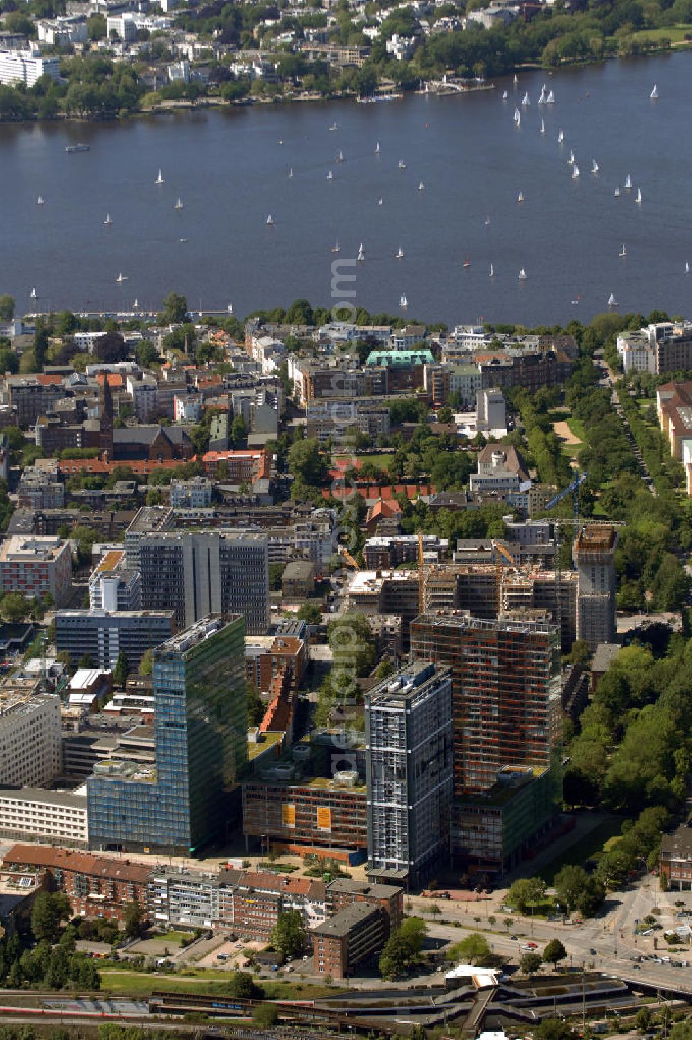 Aerial photograph Hamburg - Blick über Büro- und Geschäftsgebäude in Sankt Georg, auf die Außenalster. Anschrift: Beim Strohhause 17-31. Ansprechpartner: CORPUS SIREO, Asset Management GmbH, An der Welle 3, 60322 Frankfurt am Main, Tel. +49(0)69 48005 0, Fax +49(0)69 48005 102, Email: frankfurt@corpussireo.com; u.a. befindet sich hier die Niederlassung Hamburg von IBM Kontakt: Beim Strohhause 17, Tel. +49(0)40 6389 0, Fax +49(0)40 6389 4711, 20026 Hamburg