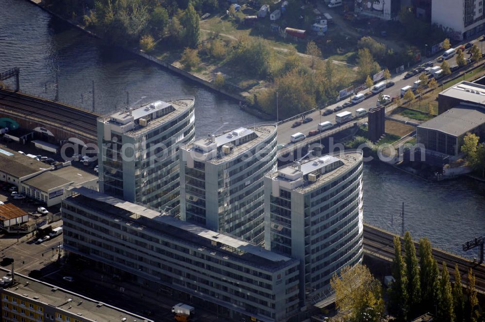 Aerial photograph Berlin - Blick auf das Büro- und Geschäftsgebäude TRIAS in Berlin Mitte. Das Gebäude wurde nach dreijähriger Bauzeit 1996 eröffnet. Es besteht aus drei elliptisch geformten Bürotürmen und einem verbindenden Quergebäude. Die Hauptnutzer der Bürokomplexe sind die Konzernleitung der Deutsche Bahn AG, sowie die TLG Treuhand Liegenschaftsgesellschaft mbH. Entwurfen wurden die Gebäude von den Architekten Beringer & Wawrik. Kontakt Architekten: Beringer und Wawrik Architekten, Georgenstraße 24, 80799 München, Tel. +49(0)89 335327