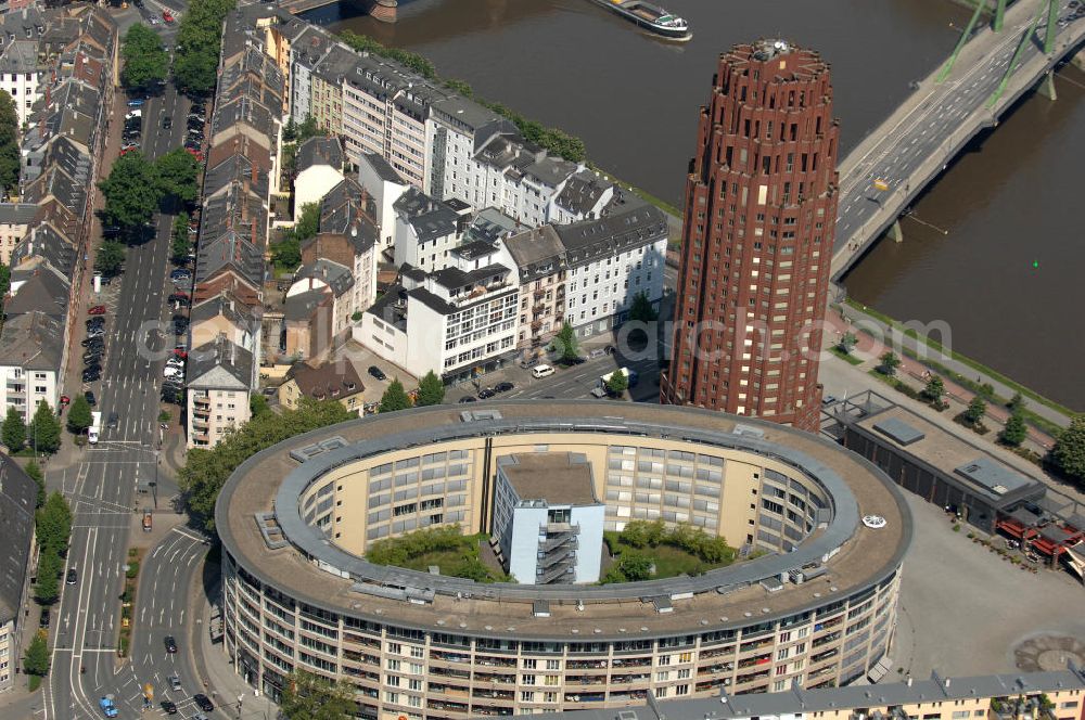 Aerial photograph Frankfurt am Main - Blick auf das Büro- und Geschäftshaus Colosseum am Walter- von Cronberg-Platz -gegenüber des Hochhauses Main Plaza im Stadtteil Sachsenhausen. View of the office and commercial Colosseum at the Walter-von-Cronberg Platz - in the suburb of Sachsenhausen.