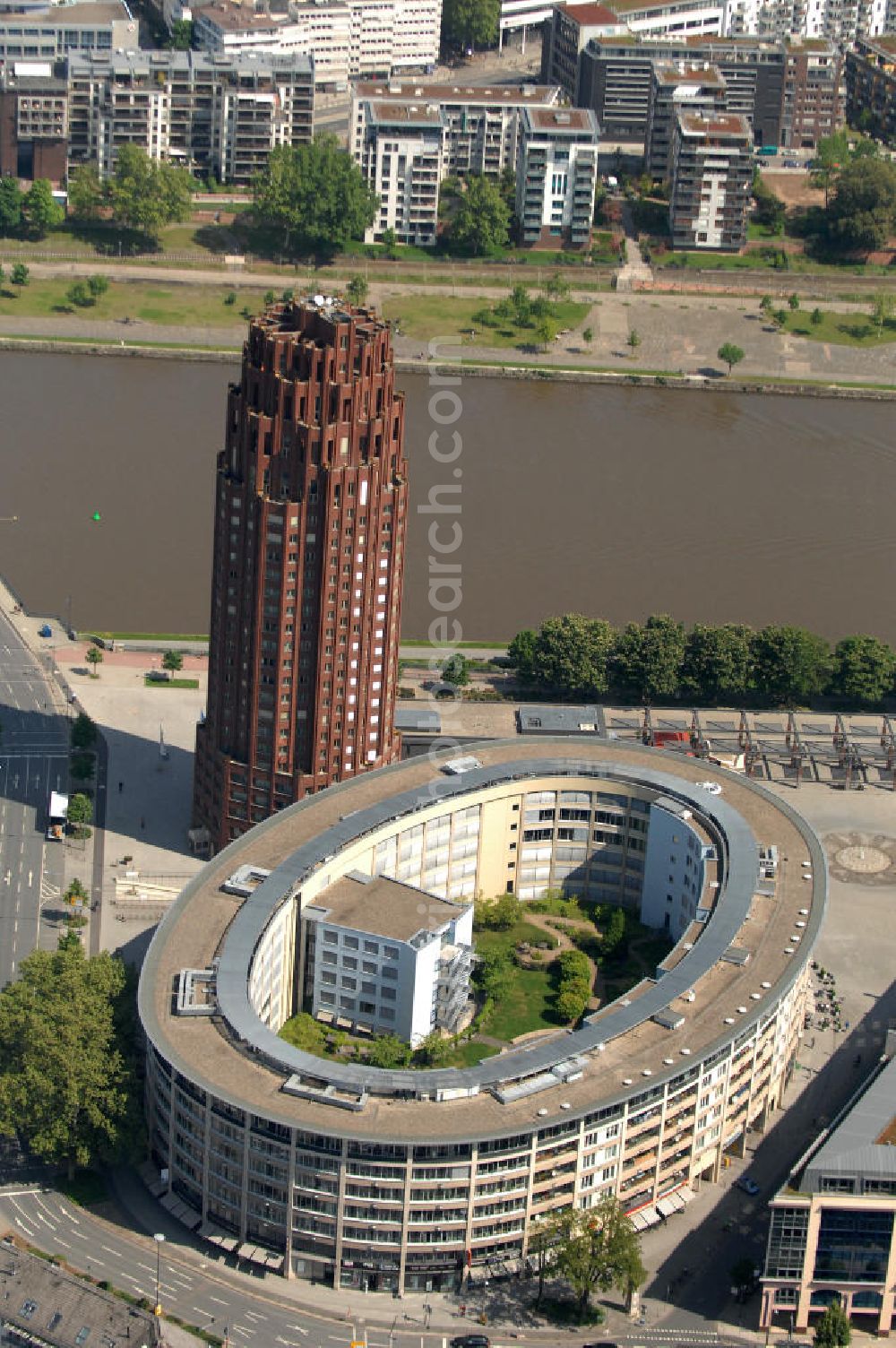 Frankfurt am Main from above - Blick auf das Büro- und Geschäftshaus Colosseum am Walter- von Cronberg-Platz -gegenüber des Hochhauses Main Plaza im Stadtteil Sachsenhausen. View of the office and commercial Colosseum at the Walter-von-Cronberg Platz - in the suburb of Sachsenhausen.