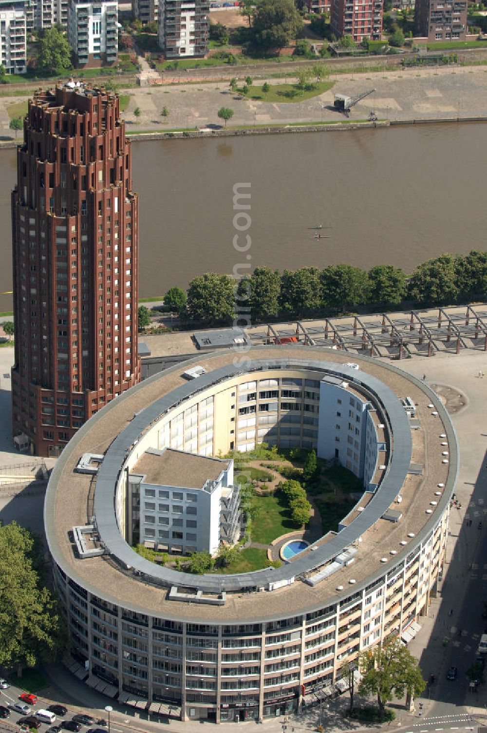 Frankfurt am Main from the bird's eye view: Blick auf das Büro- und Geschäftshaus Colosseum am Walter- von Cronberg-Platz -gegenüber des Hochhauses Main Plaza im Stadtteil Sachsenhausen. View of the office and commercial Colosseum at the Walter-von-Cronberg Platz - in the suburb of Sachsenhausen.