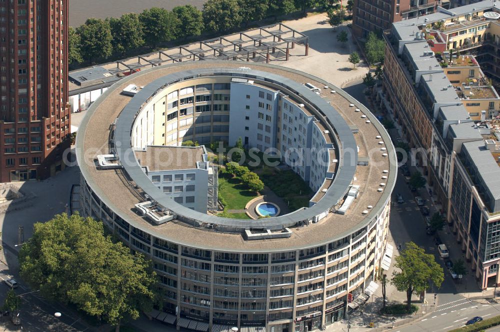 Aerial photograph Frankfurt am Main - Blick auf das Büro- und Geschäftshaus Colosseum am Walter- von Cronberg-Platz -gegenüber des Hochhauses Main Plaza im Stadtteil Sachsenhausen. View of the office and commercial Colosseum at the Walter-von-Cronberg Platz - in the suburb of Sachsenhausen.