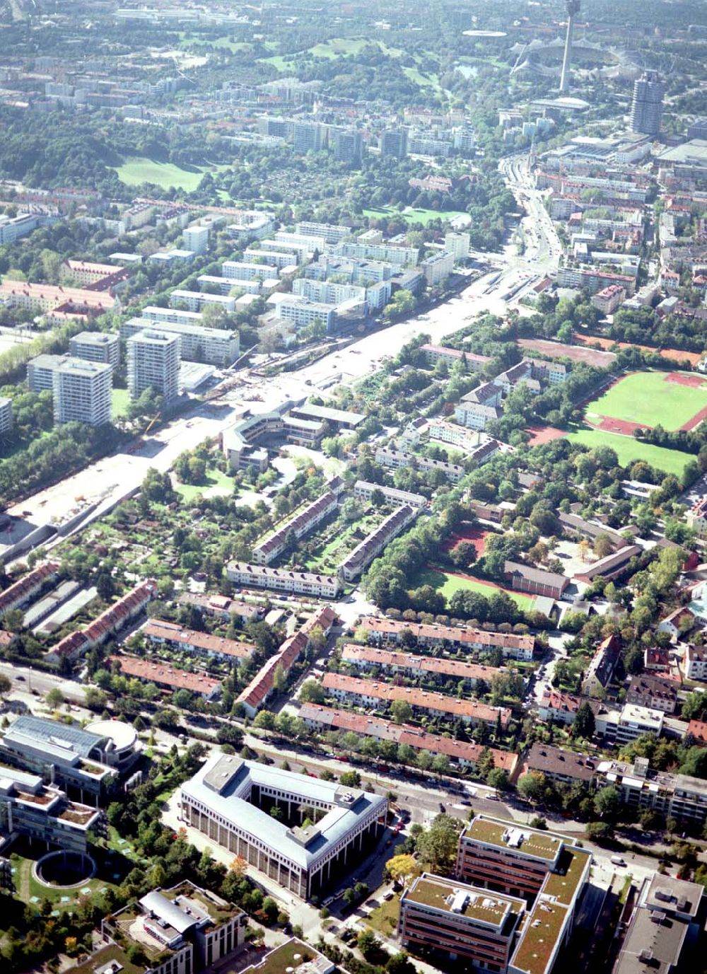 Aerial image München - 80807 München Leopoldstr.236/238