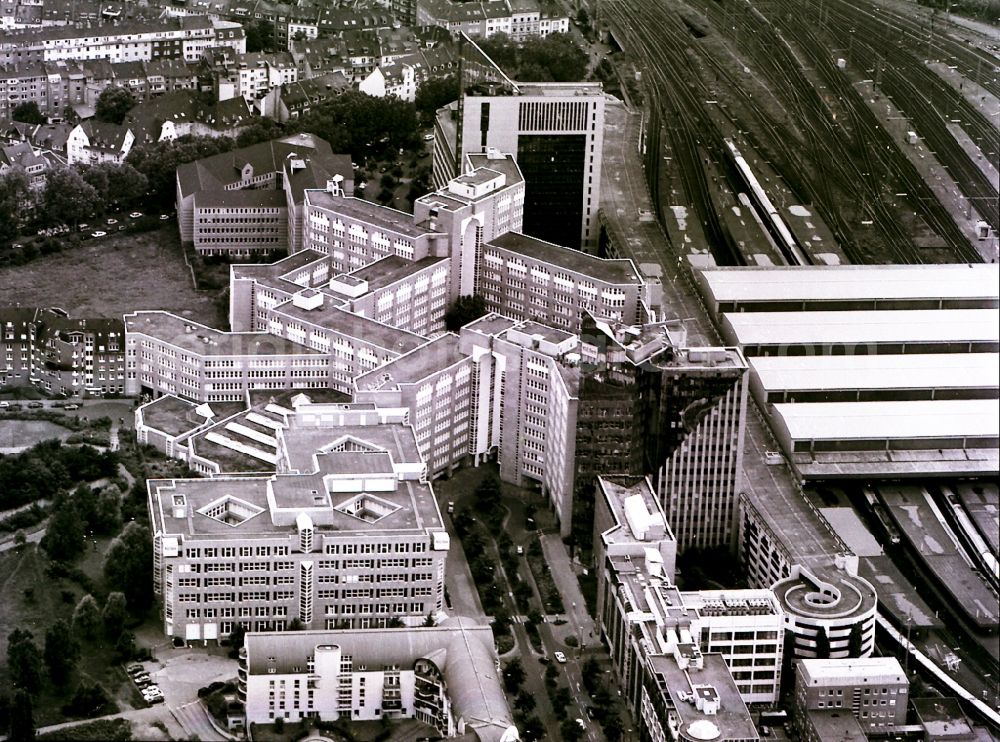 Düsseldorf from the bird's eye view: Office building - Ensemble on Bertha von Suttner Platz in Duesseldorf in the state North Rhine-Westphalia, Germany