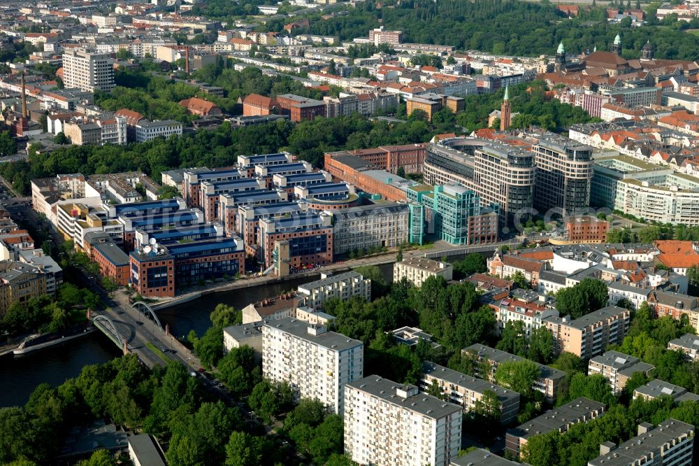 Aerial image Berlin - Office and Geschaeftshaus- Ensemble am Spreebogen in Berlin. Here is among others the IPU Berlin, International Psychoanalytic University Berlin and the AMERON Hotel ABION Spreebogen