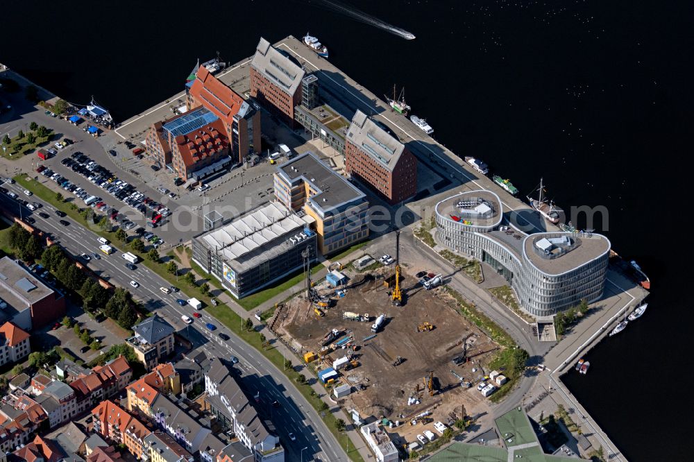 Rostock from the bird's eye view: Office building - Ensemble Am Strande in Rostock in the state Mecklenburg - Western Pomerania, Germany