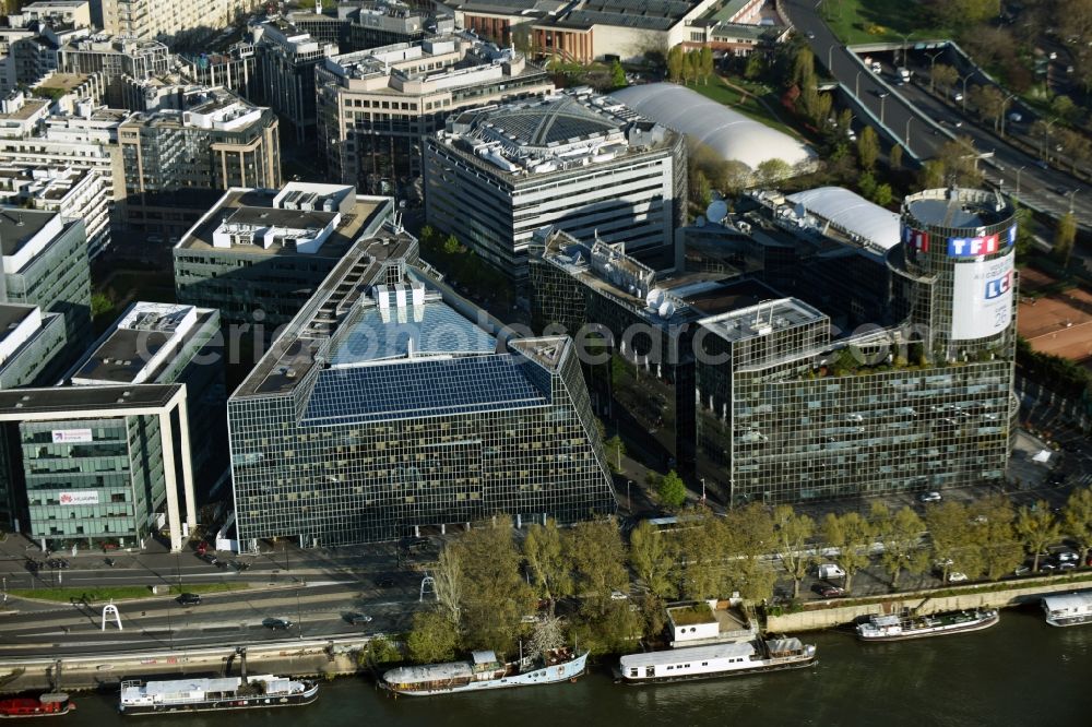 Boulogne-Billancourt from the bird's eye view: Office building - Ensemble on the banks of the Senne in Boulogne-Billancourt in Ile-de-France, France