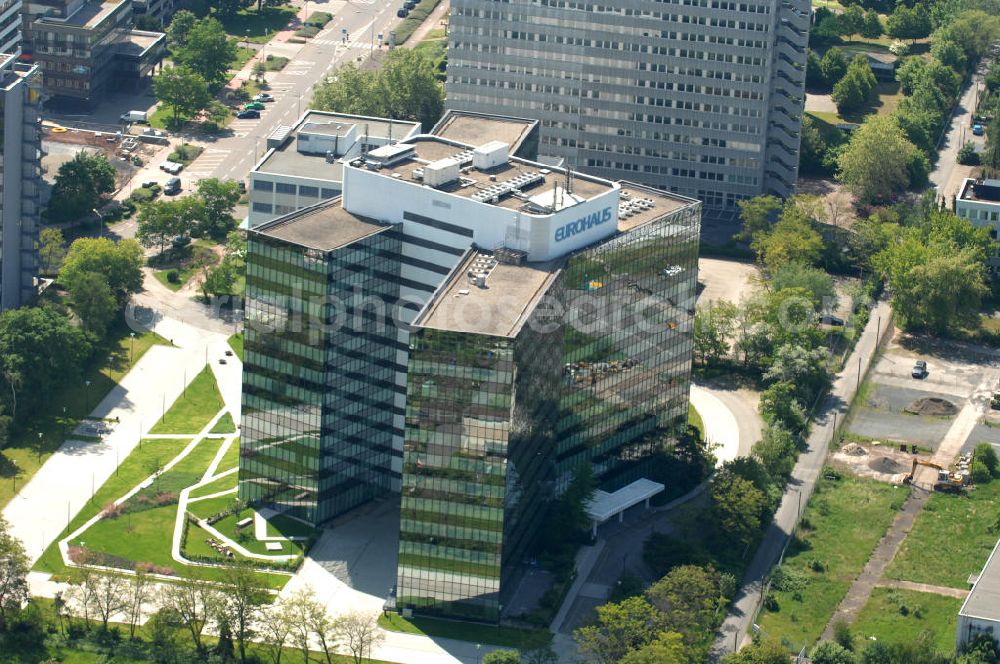 Aerial photograph Frankfurt am Main - Blick auf das Eurohaus , einem modernen Büro- und Geschäftshaus in Frankfurt Niederrad. View of the Euro house, a modern office building in Frankfurt City.