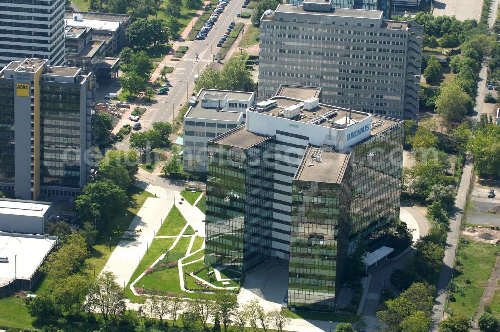 Frankfurt am Main from above - Blick auf das Eurohaus , einem modernen Büro- und Geschäftshaus in Frankfurt Niederrad. View of the Euro house, a modern office building in Frankfurt City.