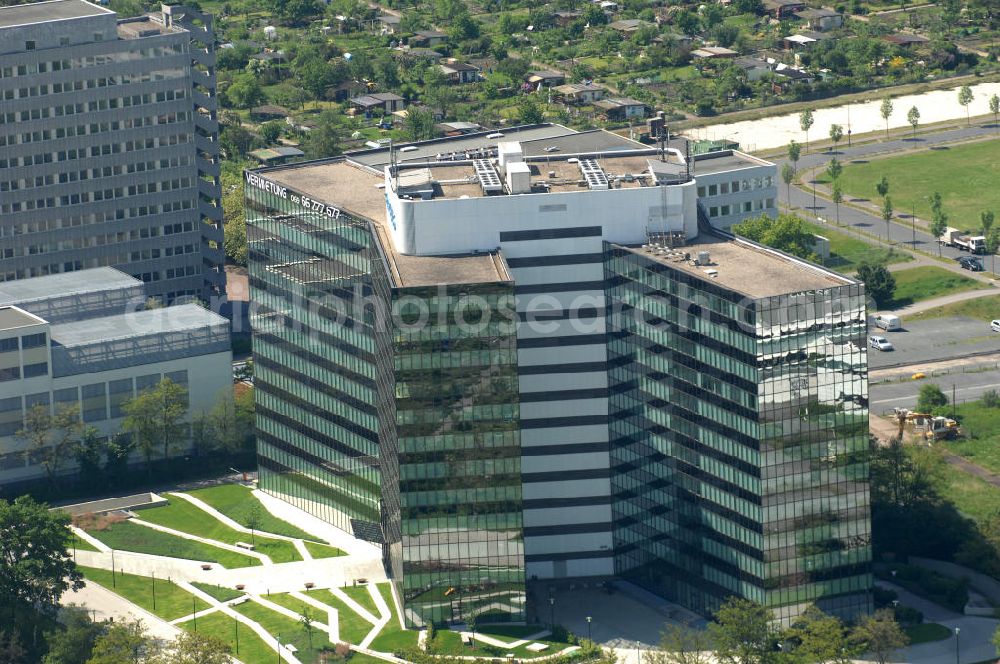 Frankfurt am Main from the bird's eye view: Blick auf das Eurohaus , einem modernen Büro- und Geschäftshaus in Frankfurt Niederrad. View of the Euro house, a modern office building in Frankfurt City.