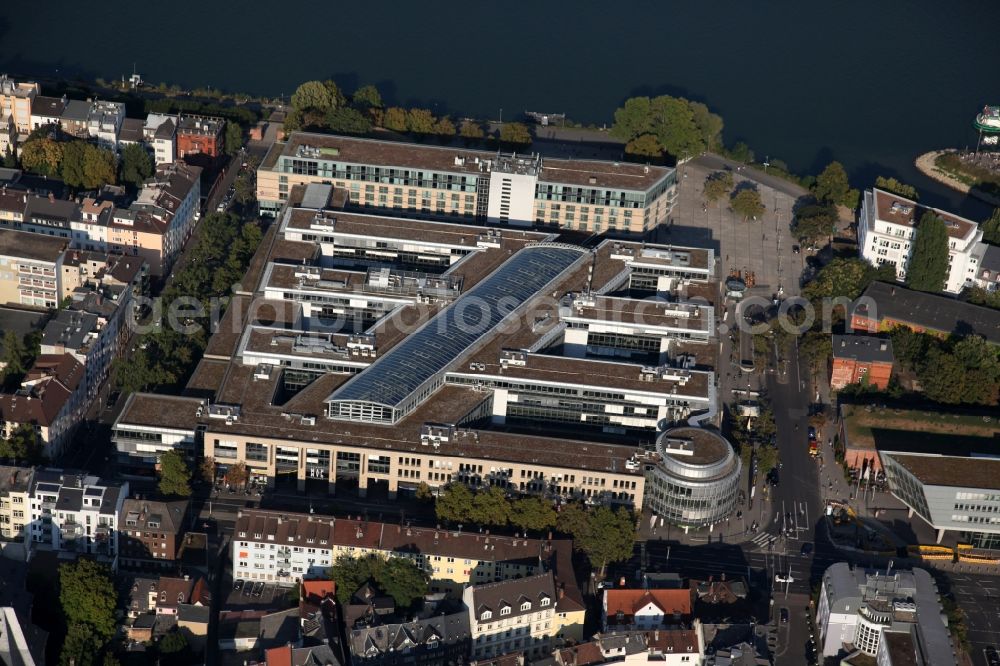 Aerial photograph Mainz - Office and commercial building Fort Malakoff Park on the Rheinstrasse in the old town of Mainz in the state Rhineland-Palatinate