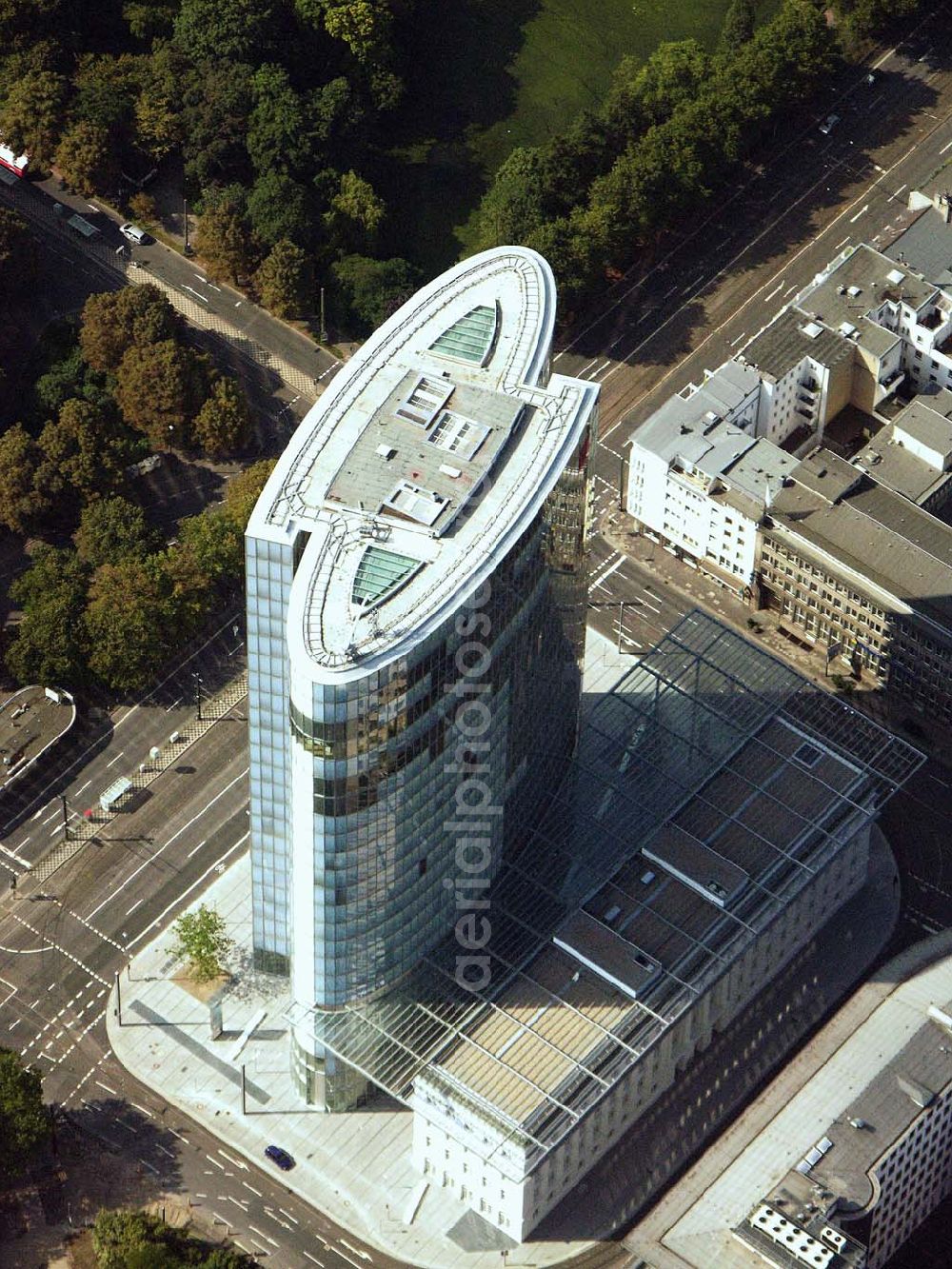 Aerial photograph Düsseldorf (NRW) - Blick auf das neue fertiggestelle Büro- und Geschäftshaus Gap 15 am Graf-Adolf-Platz in Düsseldorf. Der Gebäudekomplex besteht aus dem ca. 90 Meter hohen gläsernen Ellipsoid mit 24 Obergeschossen und einem fünfgeschossigen Flachbau. Beide Gebäudeteile sind durch eine Brücke miteinan der verbunden. Architekten: J.S.K Architekten, Düsseldorf, Bauherr: GAP 15 GmbH, Bau: HOCHTIEF Construction AG GAP 15 GmbH, Uerdingerstrasse 90, 40474 Düsseldorf/