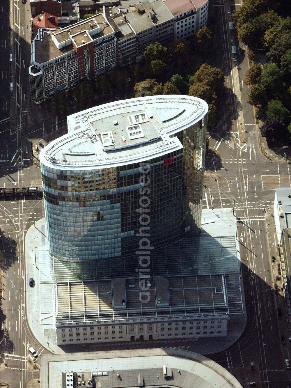 Düsseldorf (NRW) from above - Blick auf das neue fertiggestelle Büro- und Geschäftshaus Gap 15 am Graf-Adolf-Platz in Düsseldorf. Der Gebäudekomplex besteht aus dem ca. 90 Meter hohen gläsernen Ellipsoid mit 24 Obergeschossen und einem fünfgeschossigen Flachbau. Beide Gebäudeteile sind durch eine Brücke miteinan der verbunden. Architekten: J.S.K Architekten, Düsseldorf, Bauherr: GAP 15 GmbH, Bau: HOCHTIEF Construction AG GAP 15 GmbH, Uerdingerstrasse 90, 40474 Düsseldorf/