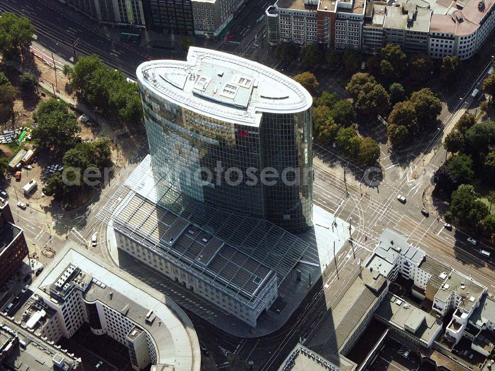 Düsseldorf (NRW) from the bird's eye view: Blick auf das neue fertiggestelle Büro- und Geschäftshaus Gap 15 am Graf-Adolf-Platz in Düsseldorf. Der Gebäudekomplex besteht aus dem ca. 90 Meter hohen gläsernen Ellipsoid mit 24 Obergeschossen und einem fünfgeschossigen Flachbau. Beide Gebäudeteile sind durch eine Brücke miteinan der verbunden. Architekten: J.S.K Architekten, Düsseldorf, Bauherr: GAP 15 GmbH, Bau: HOCHTIEF Construction AG GAP 15 GmbH, Uerdingerstrasse 90, 40474 Düsseldorf/