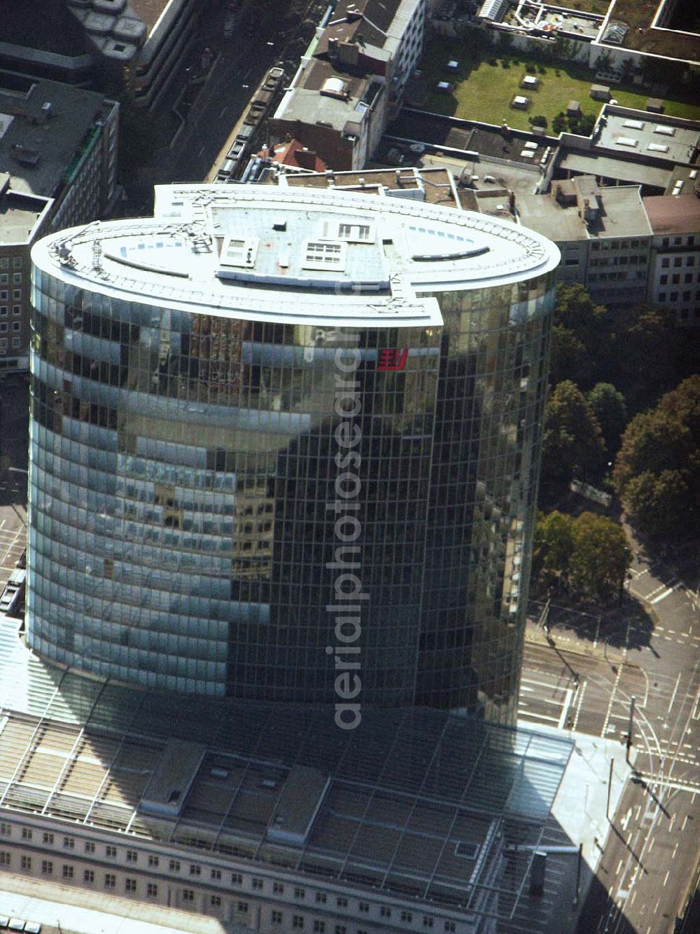 Düsseldorf (NRW) from the bird's eye view: Blick auf das neue fertiggestelle Büro- und Geschäftshaus Gap 15 am Graf-Adolf-Platz in Düsseldorf. Der Gebäudekomplex besteht aus dem ca. 90 Meter hohen gläsernen Ellipsoid mit 24 Obergeschossen und einem fünfgeschossigen Flachbau. Beide Gebäudeteile sind durch eine Brücke miteinan der verbunden. Architekten: J.S.K Architekten, Düsseldorf, Bauherr: GAP 15 GmbH, Bau: HOCHTIEF Construction AG GAP 15 GmbH, Uerdingerstrasse 90, 40474 Düsseldorf/