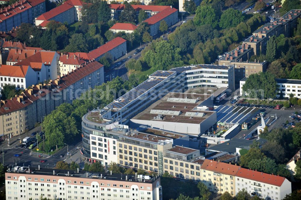 Aerial image Berlin - Das Büro- und Geschäftshaus Hengst Zentrum I an der Ostseestraße Ecke Greifswalder Straße in Berlin-Prenzlauer Berg. In dem Gebäude befinden sich zum Beispiel Media Markt und OBI. The office building / block and store / commercial building Hengst Zentrum I at the streets Ostseestrasse and Greifswalder Strasse in Berlin-Prenzlauer Berg.