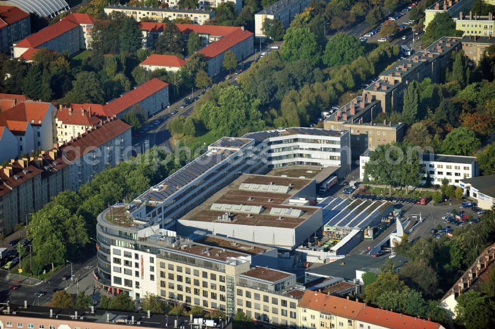 Aerial photograph Berlin - Das Büro- und Geschäftshaus Hengst Zentrum I an der Ostseestraße Ecke Greifswalder Straße in Berlin-Prenzlauer Berg. In dem Gebäude befinden sich zum Beispiel Media Markt und OBI. The office building / block and store / commercial building Hengst Zentrum I at the streets Ostseestrasse and Greifswalder Strasse in Berlin-Prenzlauer Berg.