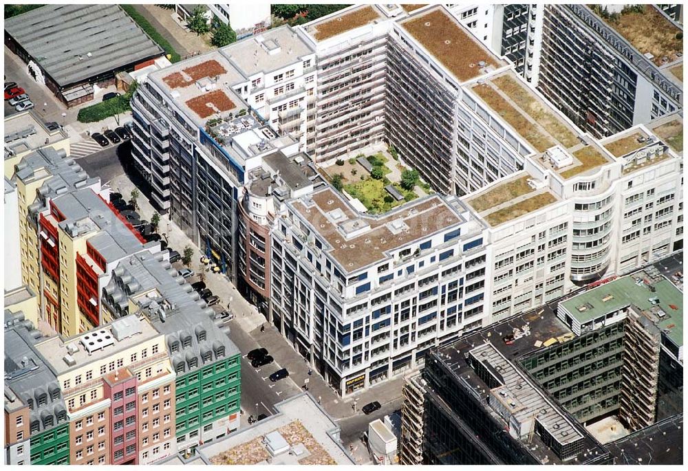 Berlin from the bird's eye view: Büro- und Geschäftshaus Markgrafenstraße 22 in Berlin- Mitte. Ein Objekt der Madra Immobilien Marketing GmbH. madra Immobilien Marketing GmbH (030) 203529-0 Zimmerstr. 56, 10117 Berlin 29.06.02