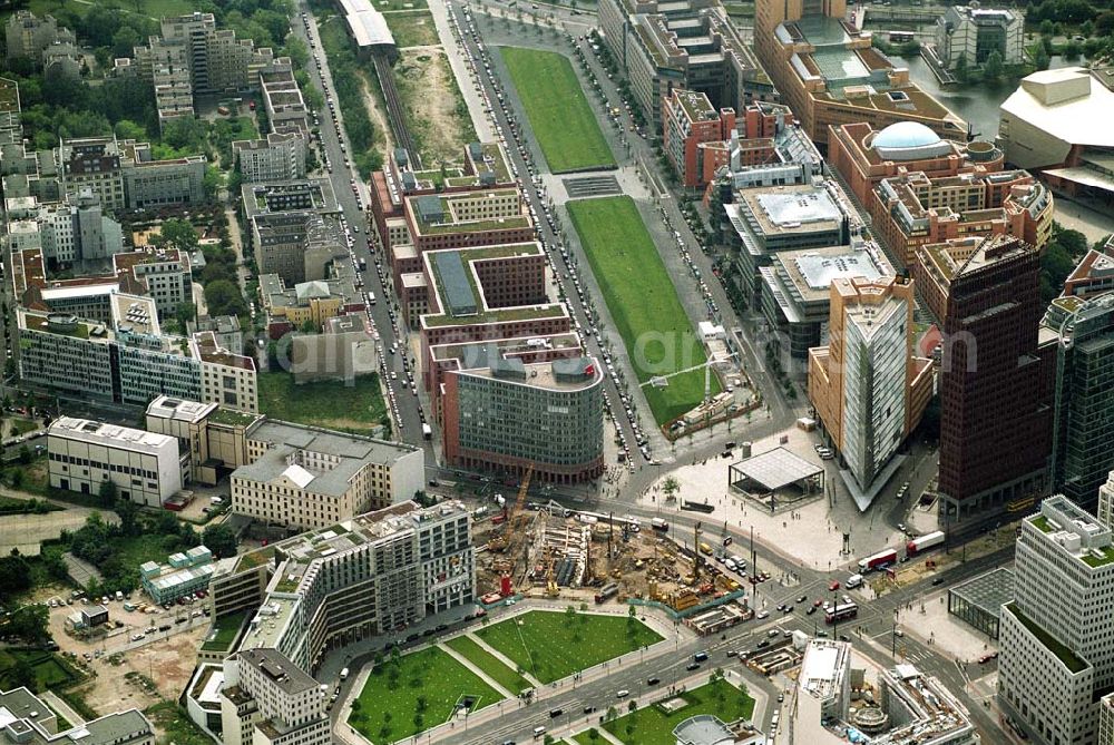 Aerial image Berlin - 31.05.2004 Berlin Büro- und Geschäftshaus Neubau am Leipziger Platz (Firmen: HVB Baufirma: Müller-Altvater) in der Nähe des Potsdamer Platzes